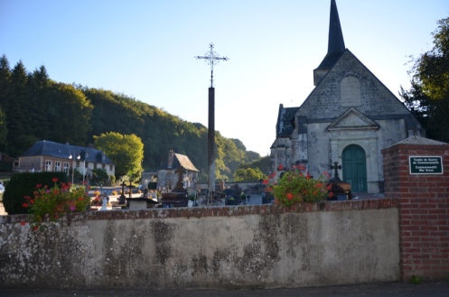Pour la petite histoire, le cimetière de Saint-Hymer accueille chaque année de nombreux pèlerins venus se recueillir sur la "vedette" locale, La Mère Denis